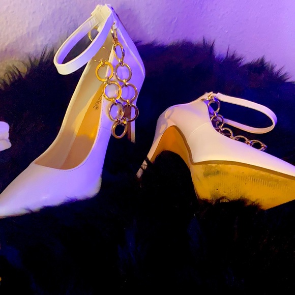 keila Shoes - White and gold heals🤑